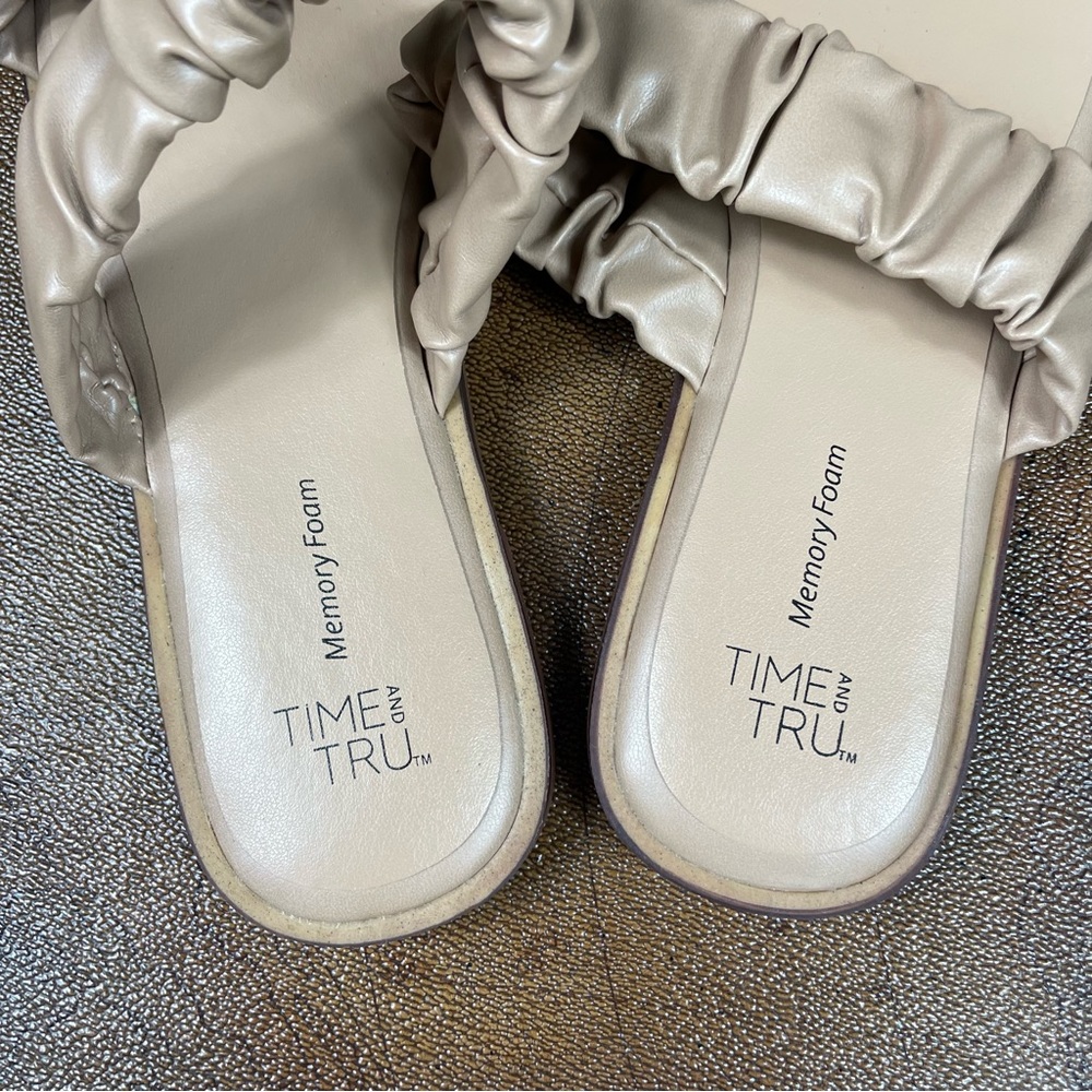 Time and Tru Memory Foam Faux Leather Scrunch Wrap Tan Flat Sandals. SZ:8 - Picture 4 of 9